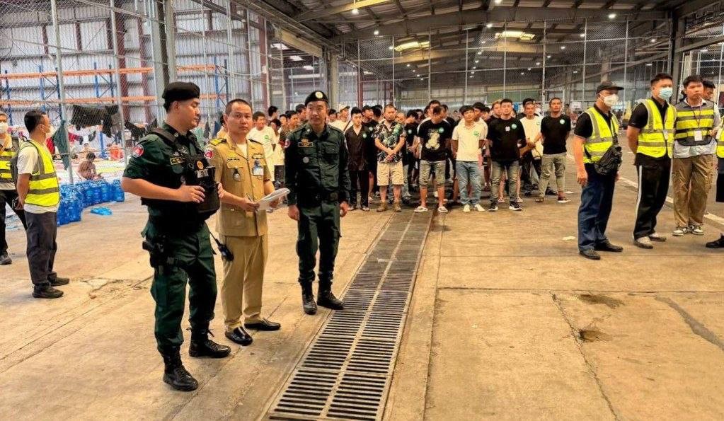 柬埔寨方面继续加码清剿电诈,327名中国籍人员被通过专机从德崇国际机场直接遣返回中国。